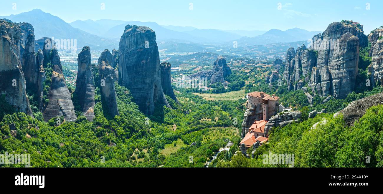 Les Météores - rocky important complexe de monastères en Grèce. Panorama de l'été. Banque D'Images