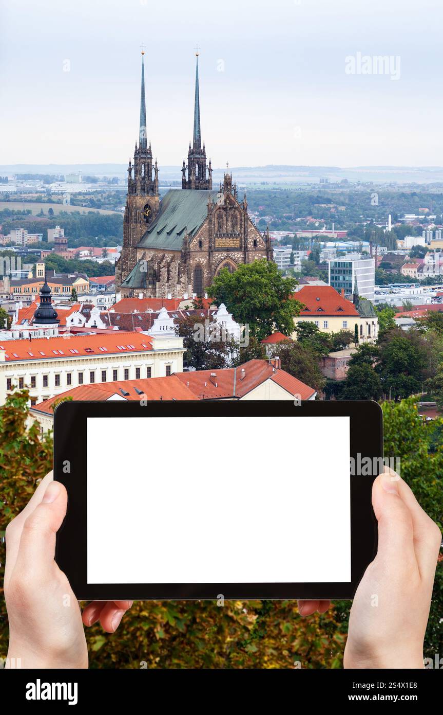 Concept de voyage - photographies touristiques ville de Brno avec Cathédrale de St Pierre et Paulon sur tablette pc avec écran découpé avec place vide pour Banque D'Images