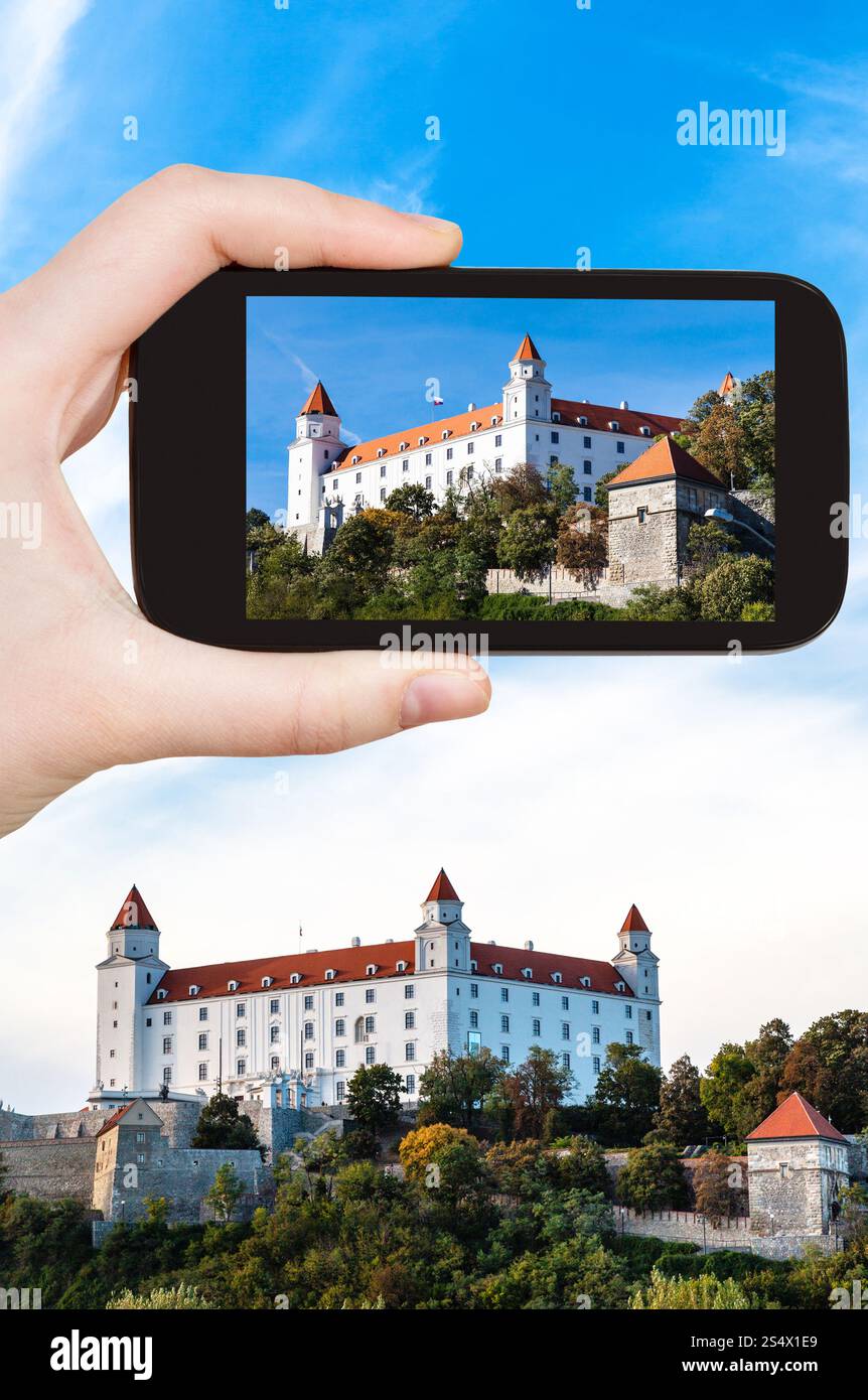 Concept de voyages touristiques - instantané de Bratislava Hrad château sur smartphone Banque D'Images