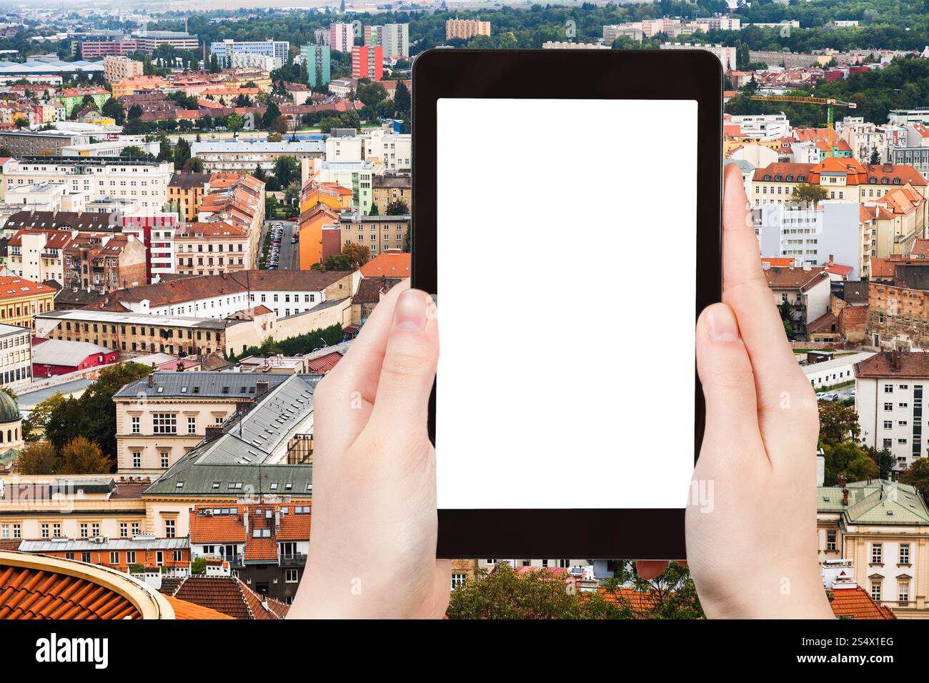 Travel Concept - photographies touristiques Brno city skyline on tablet pc avec écran vide avec découpe pour placer le logo de publicité Banque D'Images