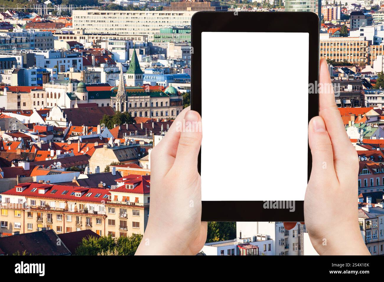 Travel Concept - photographies touristiques Bratislava city skyline on tablet pc avec écran vide avec découpe pour placer le logo de publicité Banque D'Images