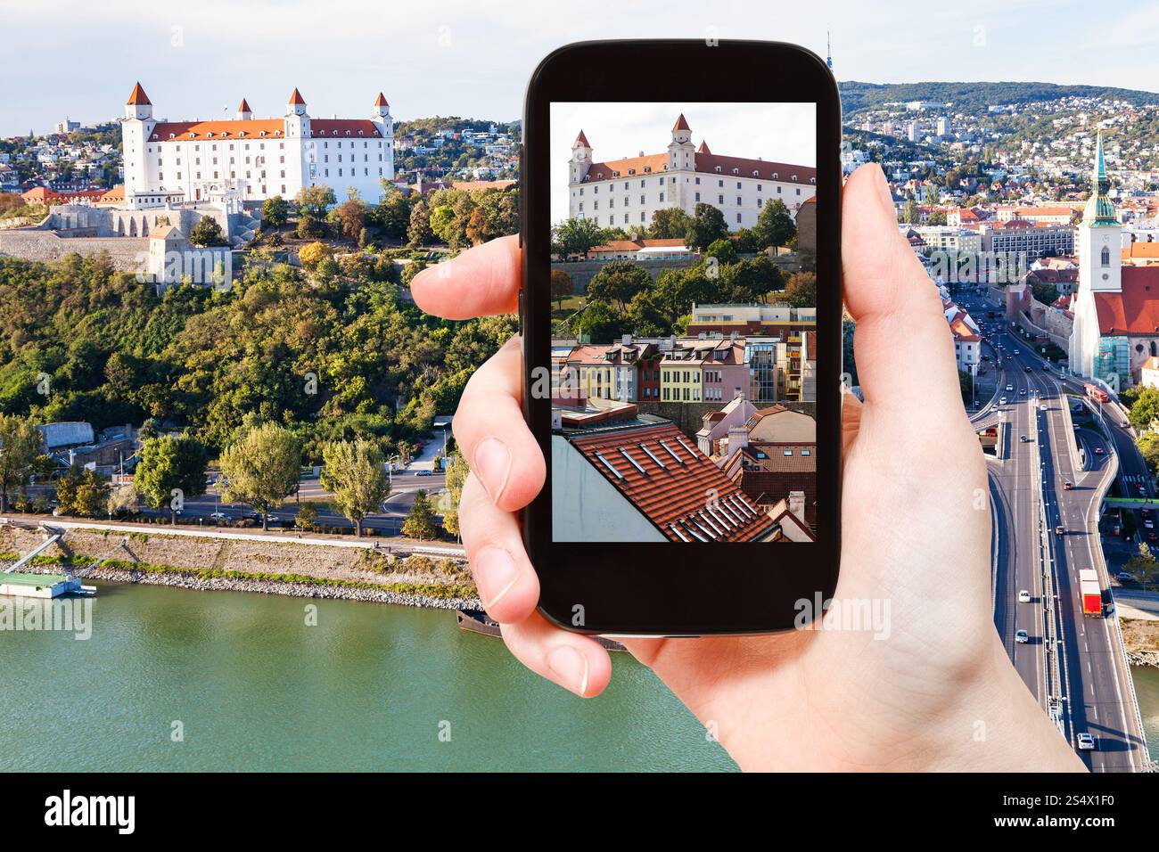 Concept de voyages touristiques - instantané de Bratislava Hrad château plus vieille ville sur smartphone Banque D'Images