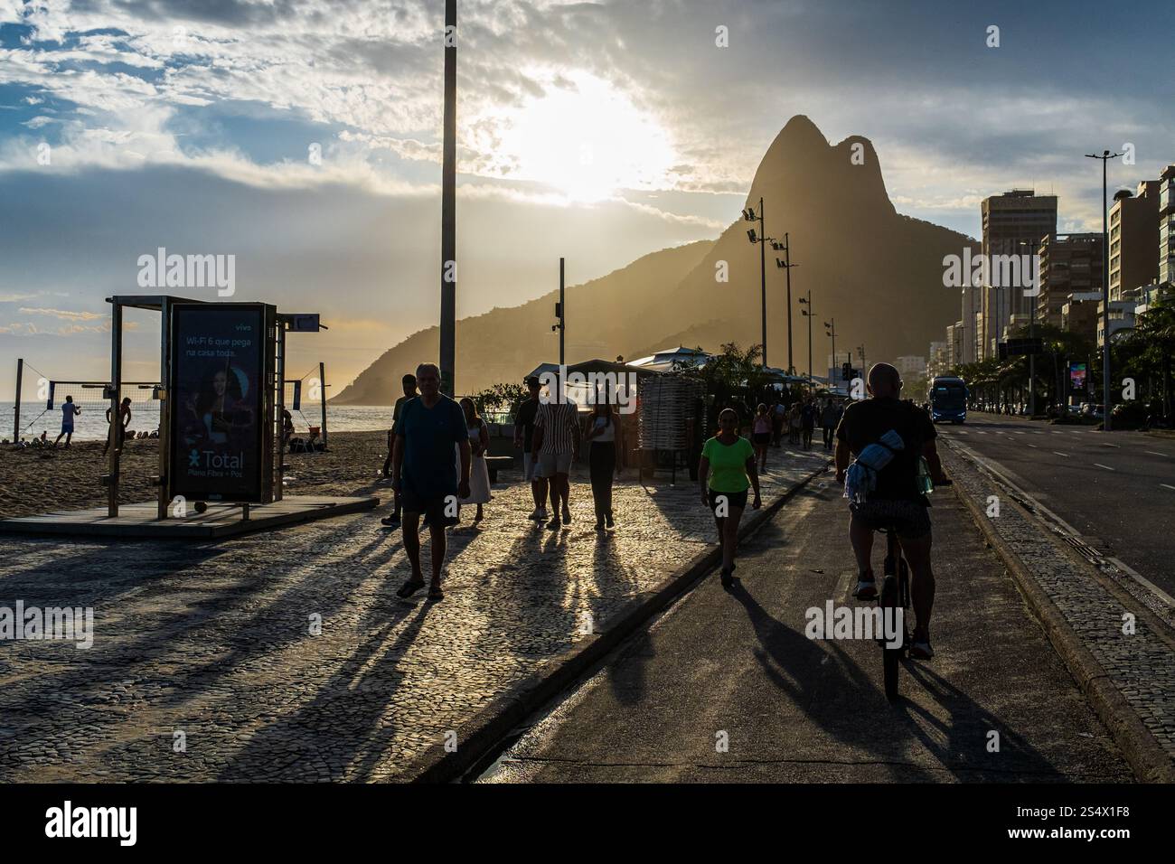 Cyclisme au coucher du soleil le long de la plage d'Ipanema, Rio de Janeiro, Brésil. Banque D'Images