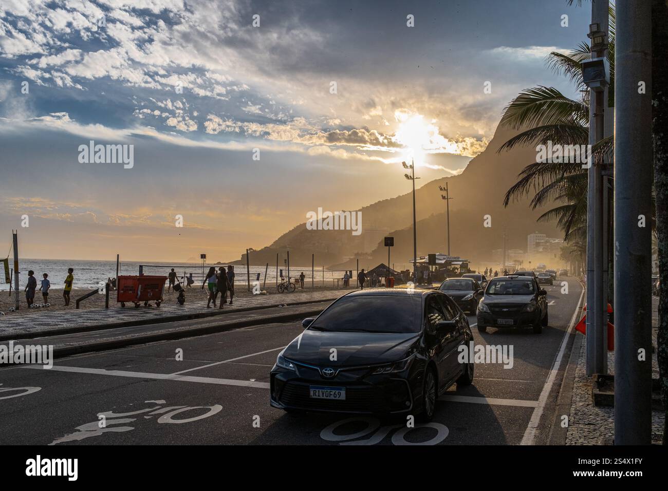 Coucher de soleil sur l'avenue Vieira Souto, Ipanema, avec Mirante do Leblon derrière, Rio de Janeiro, Brésil. Banque D'Images