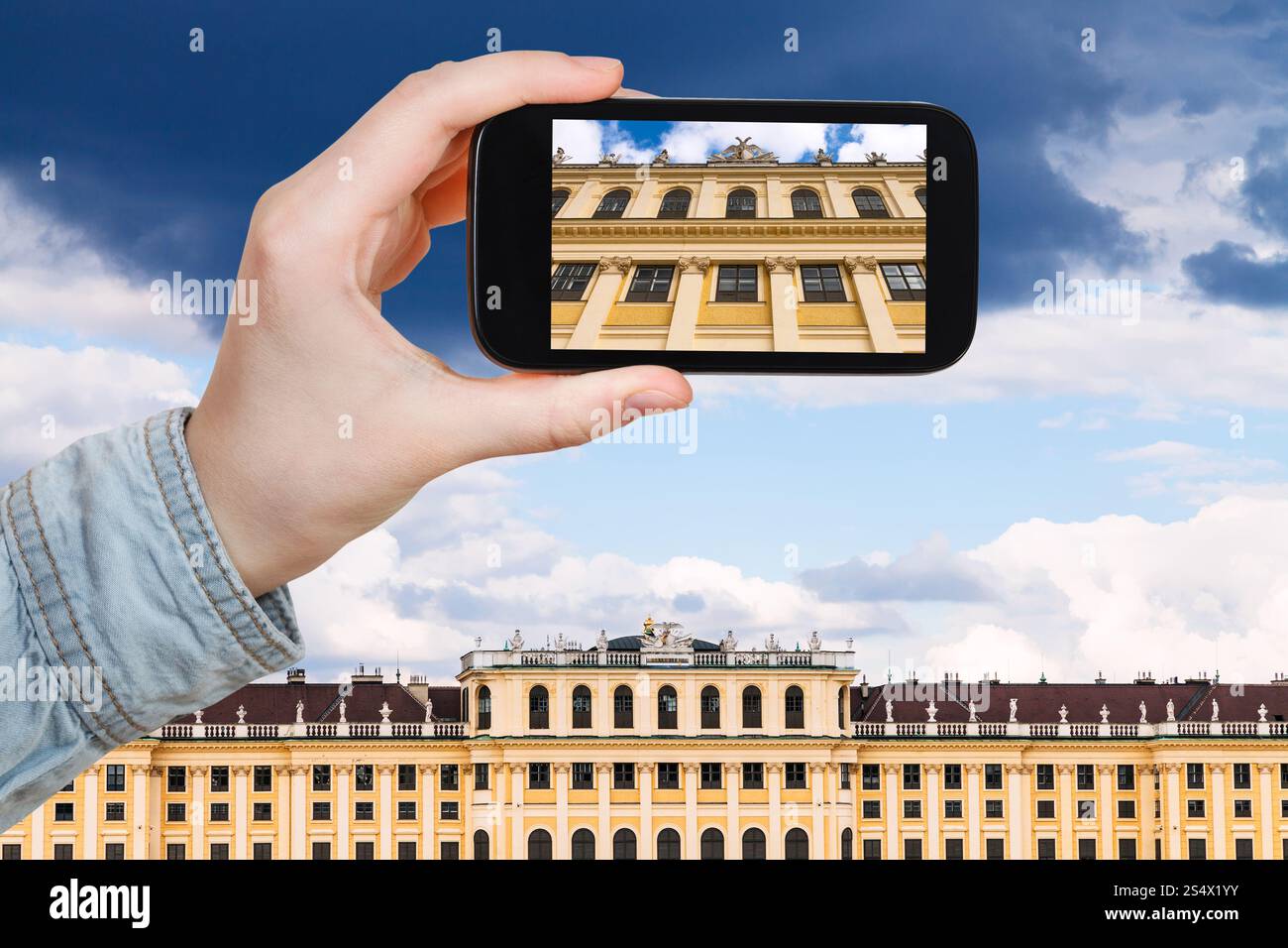 Concept de voyages touristiques - instantané de façade Schloss Schönbrunn à Vienne sur le smartphone. Banque D'Images