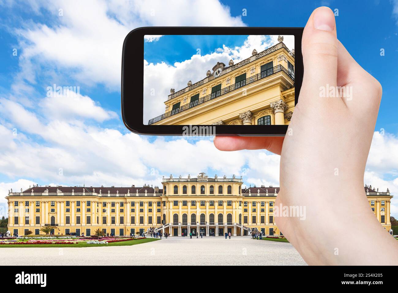 Concept de voyages touristiques - instantané de Schloss Schönbrunn à Vienne sur le smartphone. Banque D'Images