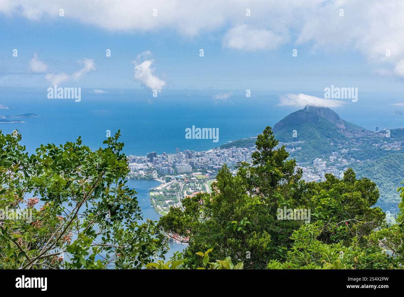 Les vues du Christ Rédempteur regardant vers Morro dois Irmaos, Rio de Janeiro, Brésil. Banque D'Images