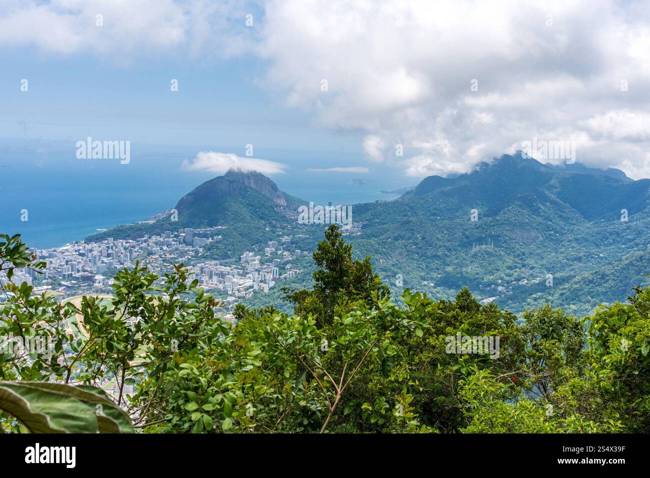 Les vues du Christ Rédempteur regardant vers Morro dois Irmaos, Rio de Janeiro, Brésil. Banque D'Images