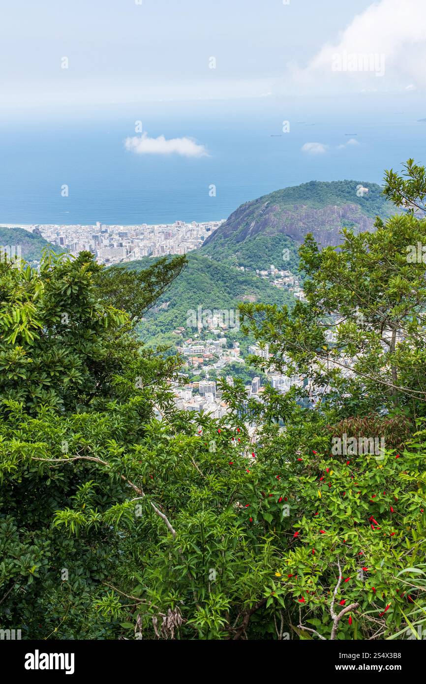 Vues vers Copacabana depuis le Christ Rédempteur, Rio de Janeiro, Brésil. Banque D'Images