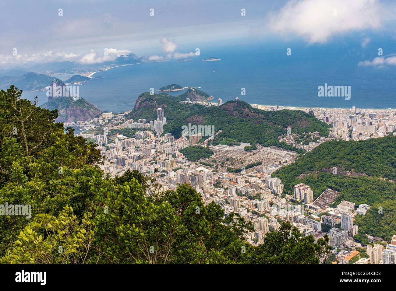 Vue sur Rio de Janeiro vers Sugarloaf Mountain depuis le mont Corcovado. Banque D'Images
