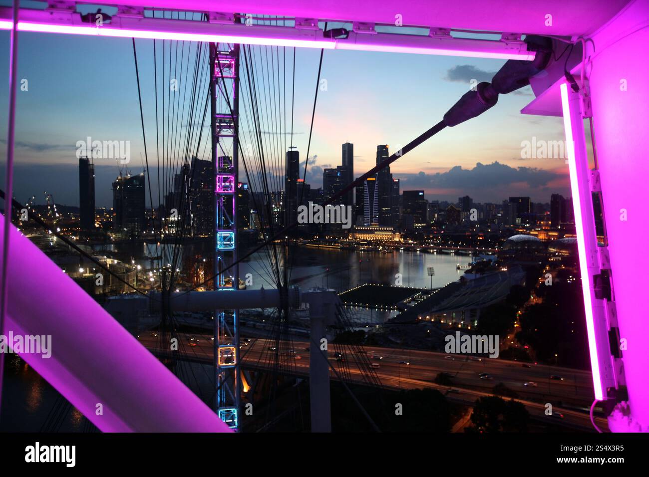 La vue de la grande roue à la banque quater à la rivière Singapour et Marina Bay dans la ville de Singapour dans le sud-astasie. ASIE SINGAPOUR VILLE Banque D'Images