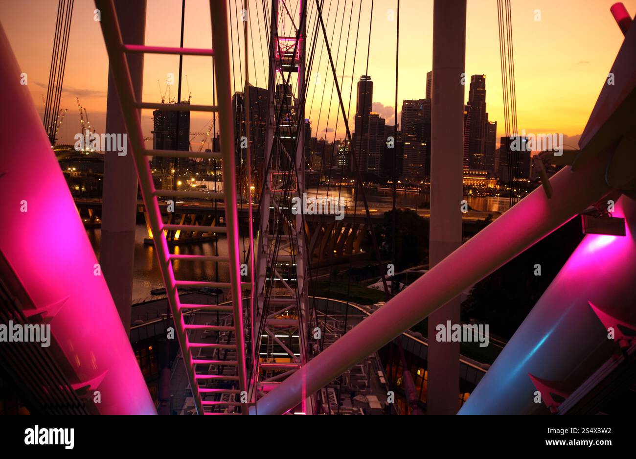 La vue de la grande roue à la banque quater à la rivière Singapour et Marina Bay dans la ville de Singapour dans le sud-astasie. ASIE SINGAPOUR VILLE Banque D'Images