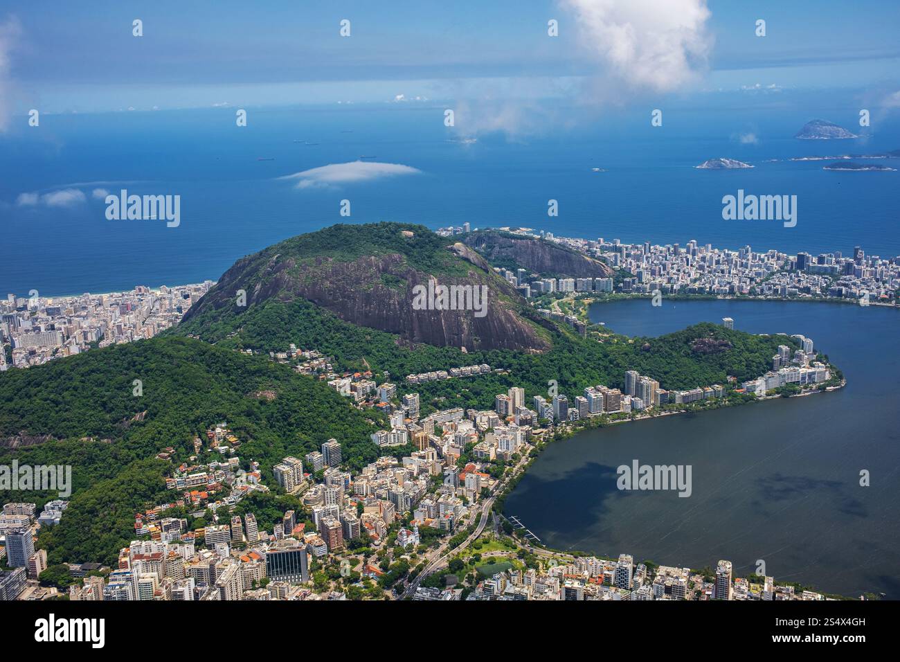Vue sur Rio de Janeiro depuis le mont Corcovado vers Mirante de Morro de Sao Joao. Banque D'Images