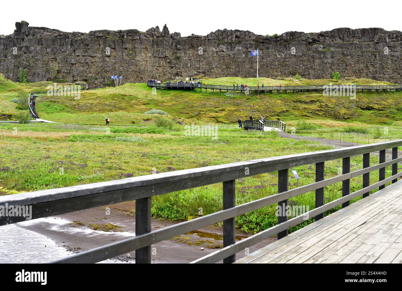 Parc national de Thingvellir. Althing parlement (drapeau) et rivière Oxará. Au fond de la fissure Almannagjá. Islande. Banque D'Images