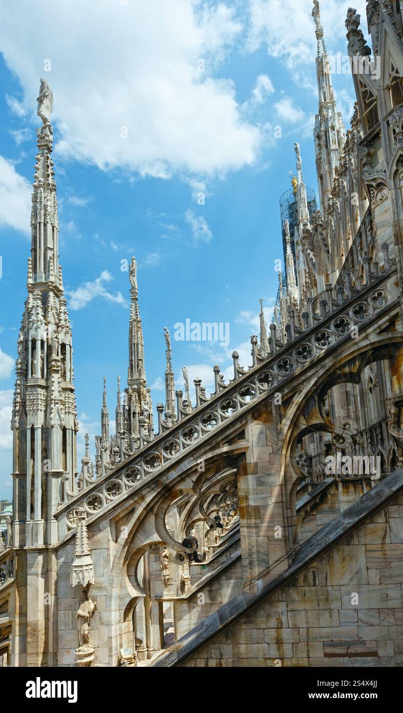 Le toit de la cathédrale de Milan (ou Duomo di Milano). La construction a commencé en 1386, mais c'est terminée seulement en 1813. Banque D'Images