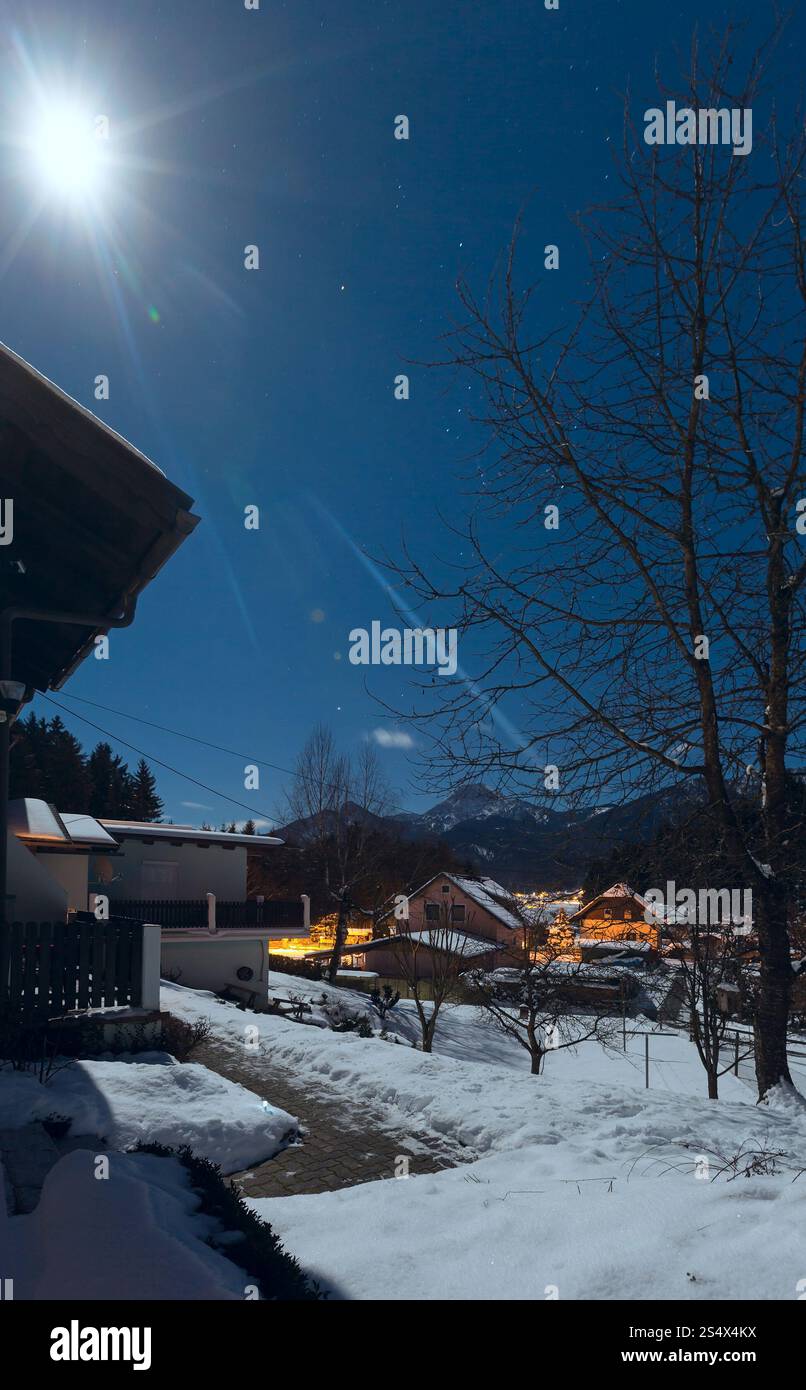 Nuit au clair de lune dans le village alpin. Vue sur l'hiver. Banque D'Images