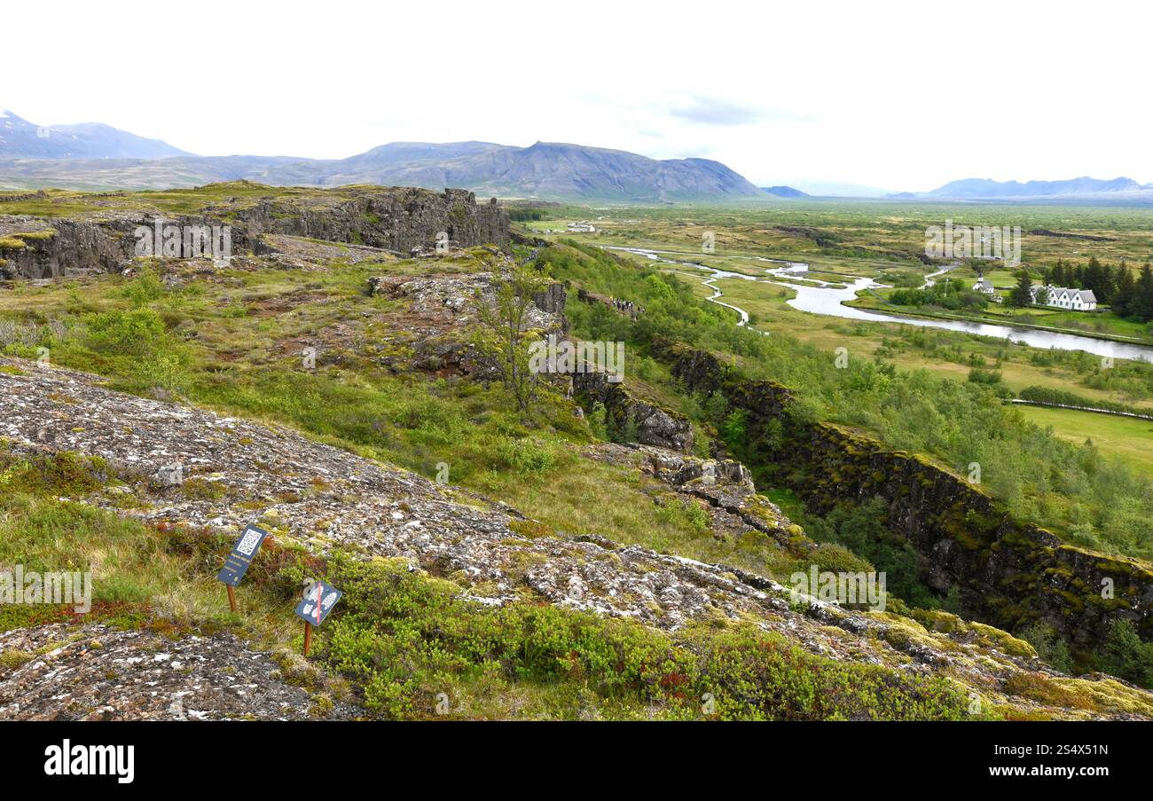 Almannagjá Rift marque la séparation entre la plaque américaine et la plaque eurasienne. À droite Thingvallarbaer, résidence d'été du premier ministre et O Banque D'Images