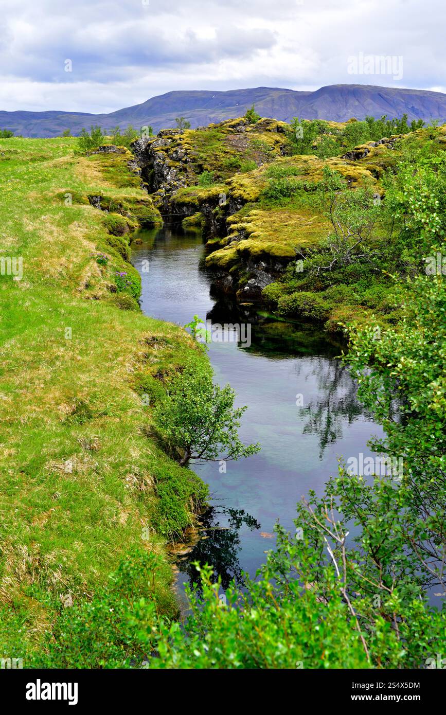 Silfra Rift marque la séparation entre la plaque américaine et la plaque eurasienne. Parc national de Thingvellir, Islande. Banque D'Images