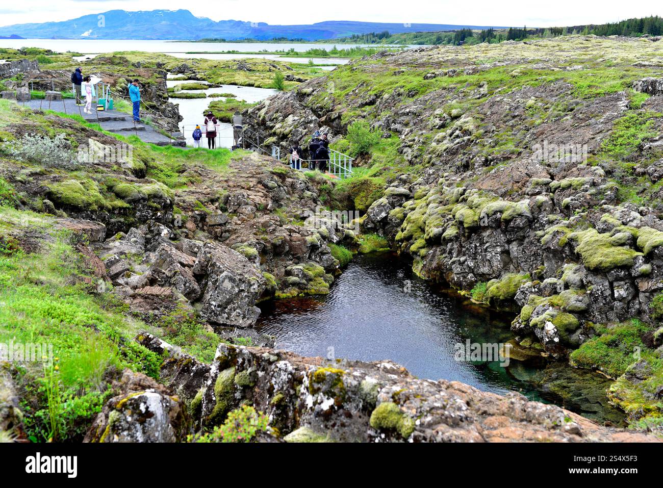 Silfra Rift marque la séparation entre la plaque américaine et la plaque eurasienne. Espace utilisable pour la plongée sous-marine et la plongée en apnée. Thingvellir National Pa Banque D'Images