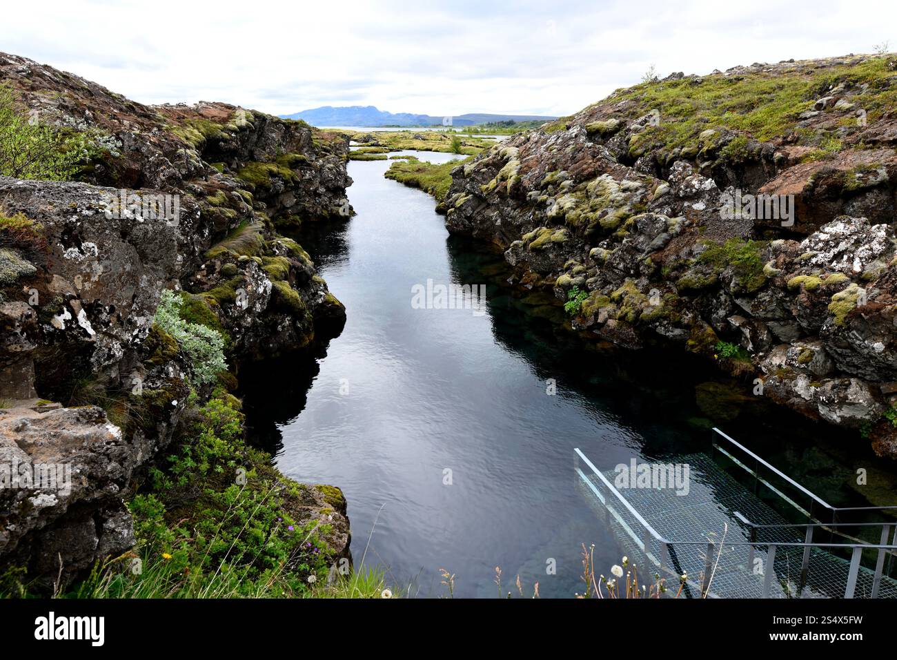 Silfra Rift marque la séparation entre la plaque américaine et la plaque eurasienne. Espace utilisable pour la plongée sous-marine et la plongée en apnée. Thingvellir National Pa Banque D'Images
