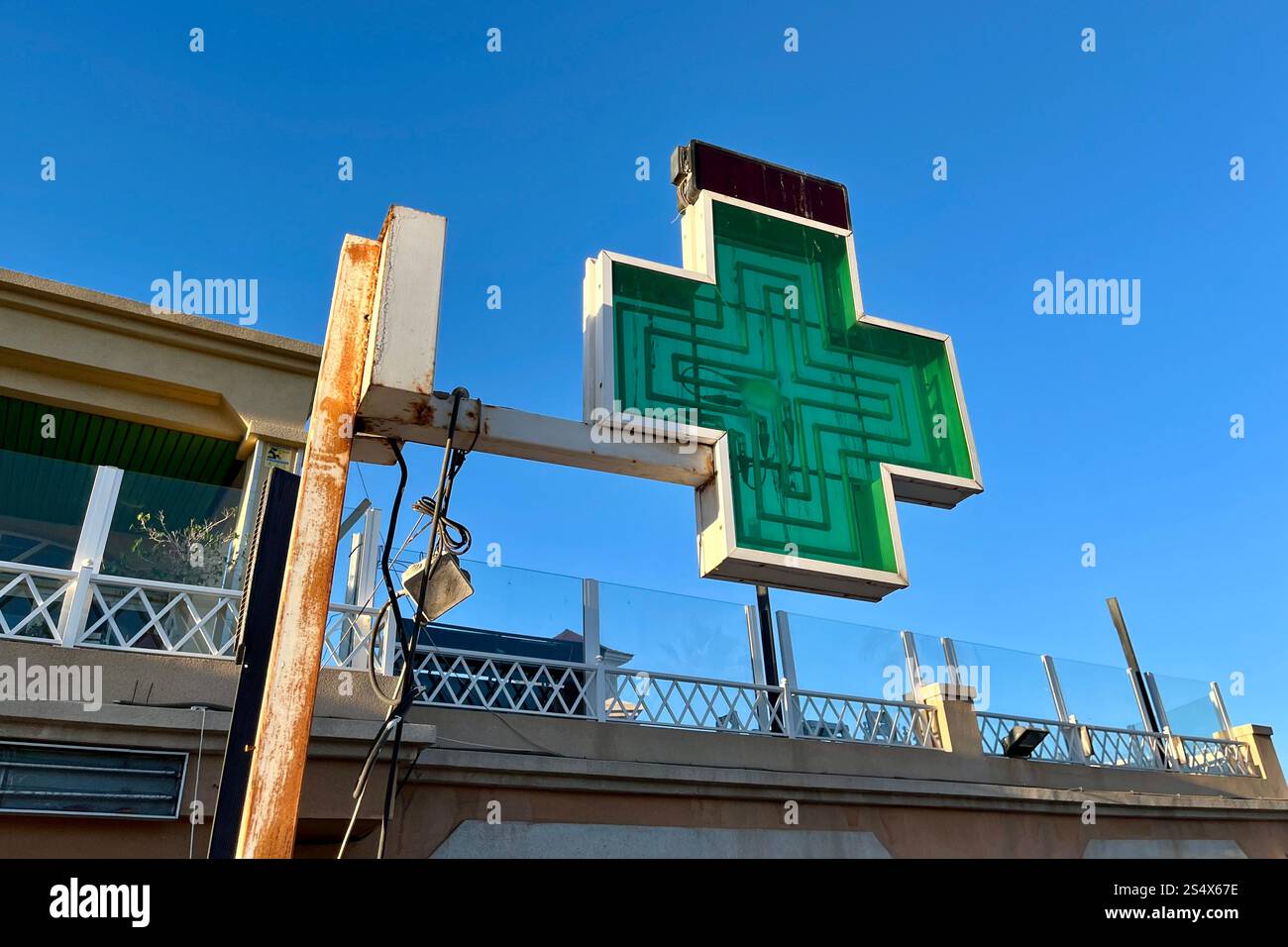 Croix de pharmacie en Costa Adeje, Tenerife, Îles Canaries, Espagne. 11 janvier 2025. Banque D'Images