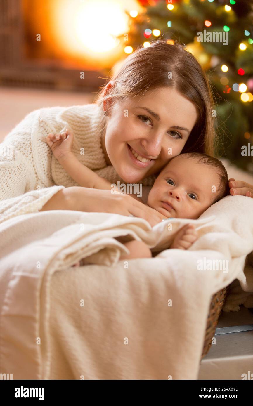 Closeup Portrait of mother and baby boy à décorée pour Noël Banque D'Images