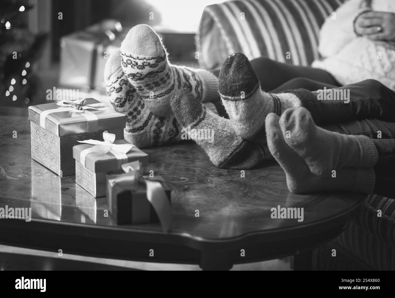 Photo en noir et blanc de réchauffement de la famille pieds à cheminée Banque D'Images Photo en noir et blanc de réchauffement de la famille pieds à cheminée Banque D'Images