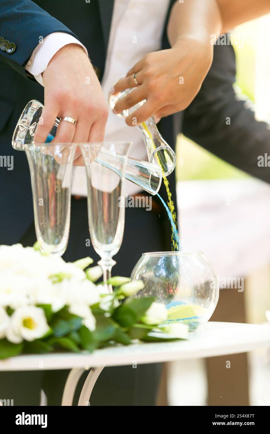 Gros plan photo de mariée et mariée faisant la cérémonie de sable Banque D'Images