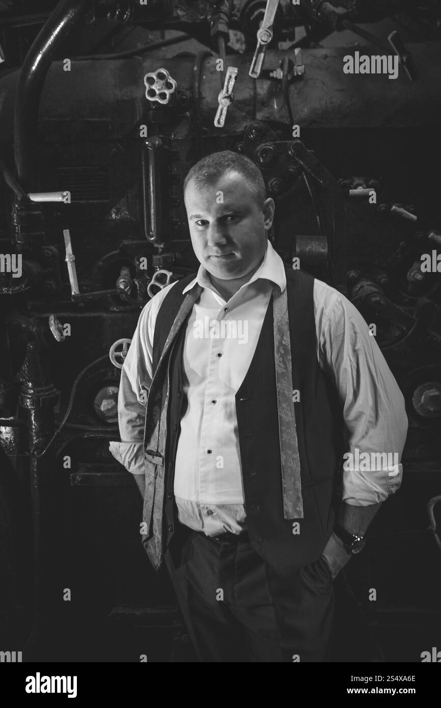 Le noir et blanc portrait de l'homme élégant en costume rétro fourneau au charbon Banque D'Images