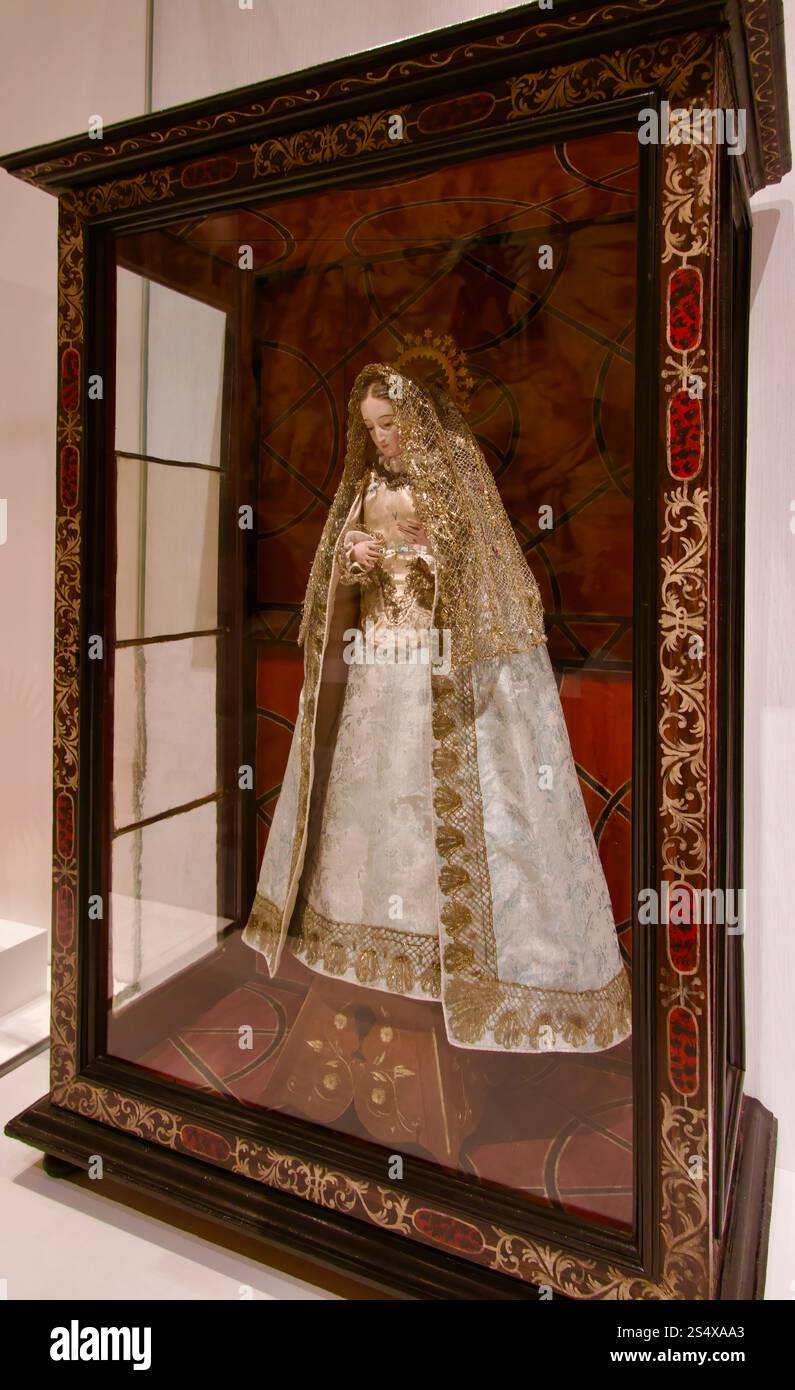 Vitrine du XVIIIe siècle avec un vestideira en bois sculpté et polychromé et tissus de notre-Dame de la conception par un artisan espagnol anonyme Banque D'Images