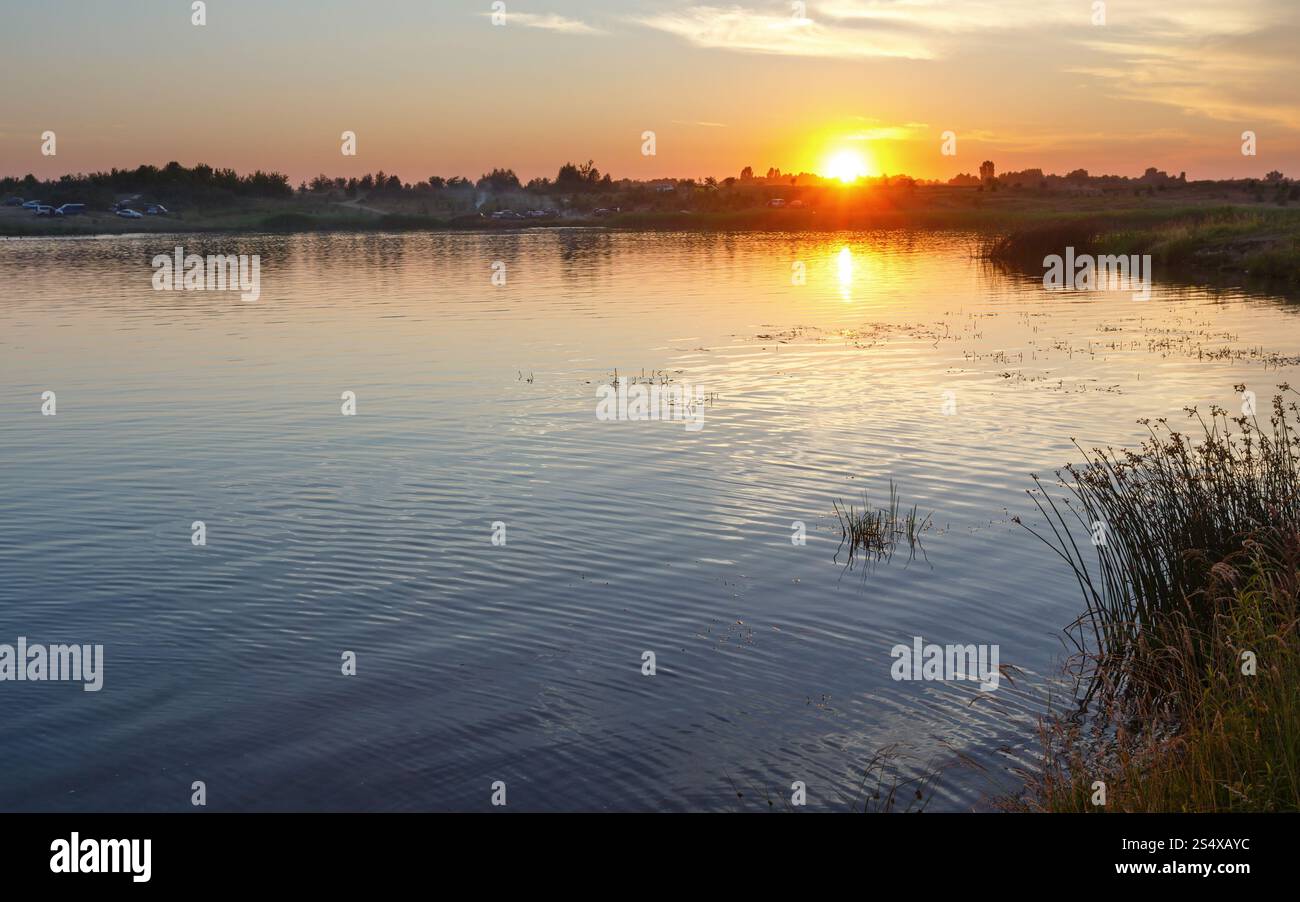 Coucher de soleil lac vue d'été avec la réflexion. Banque D'Images