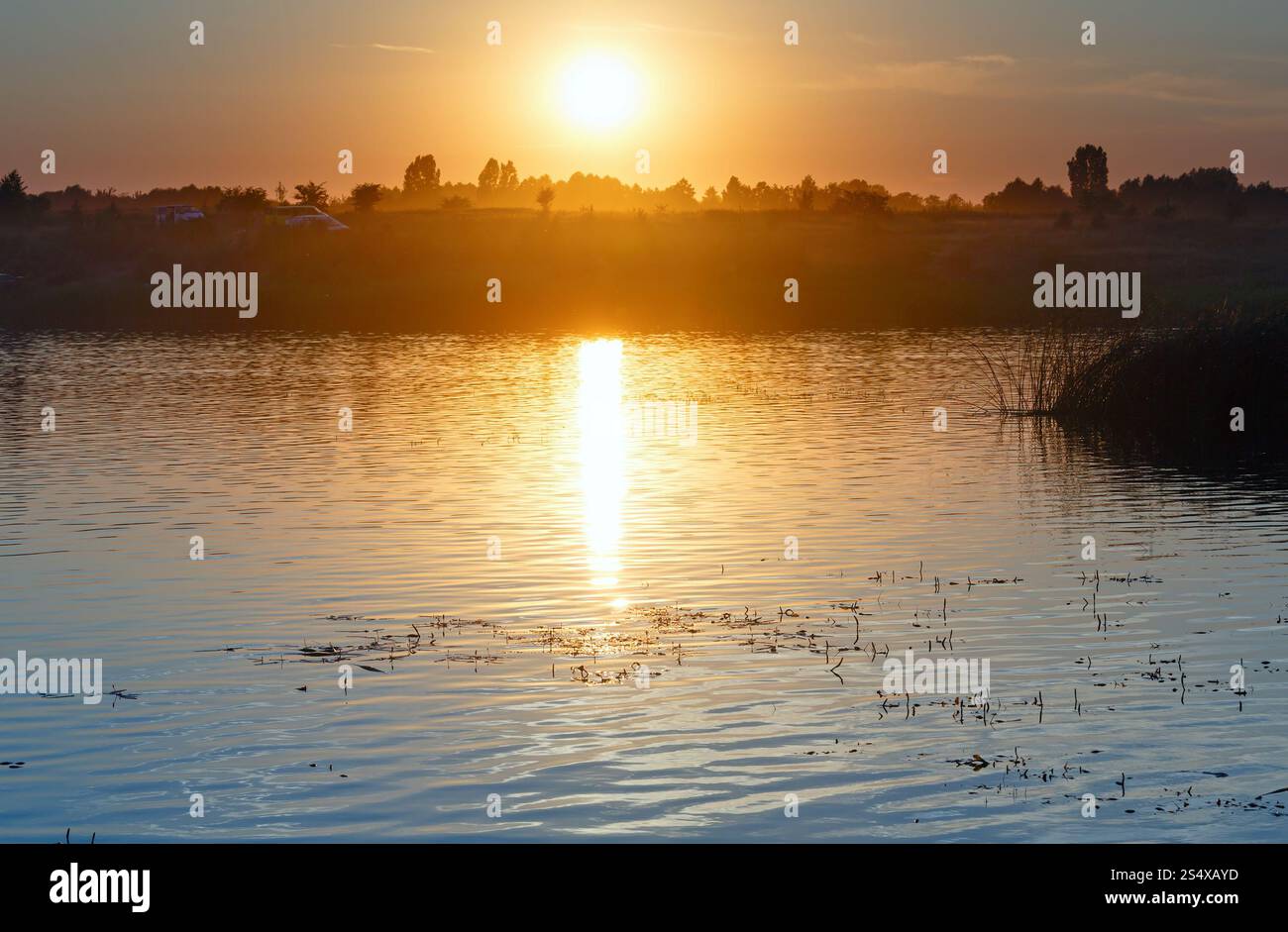 Coucher de soleil lac vue d'été avec la réflexion. Banque D'Images
