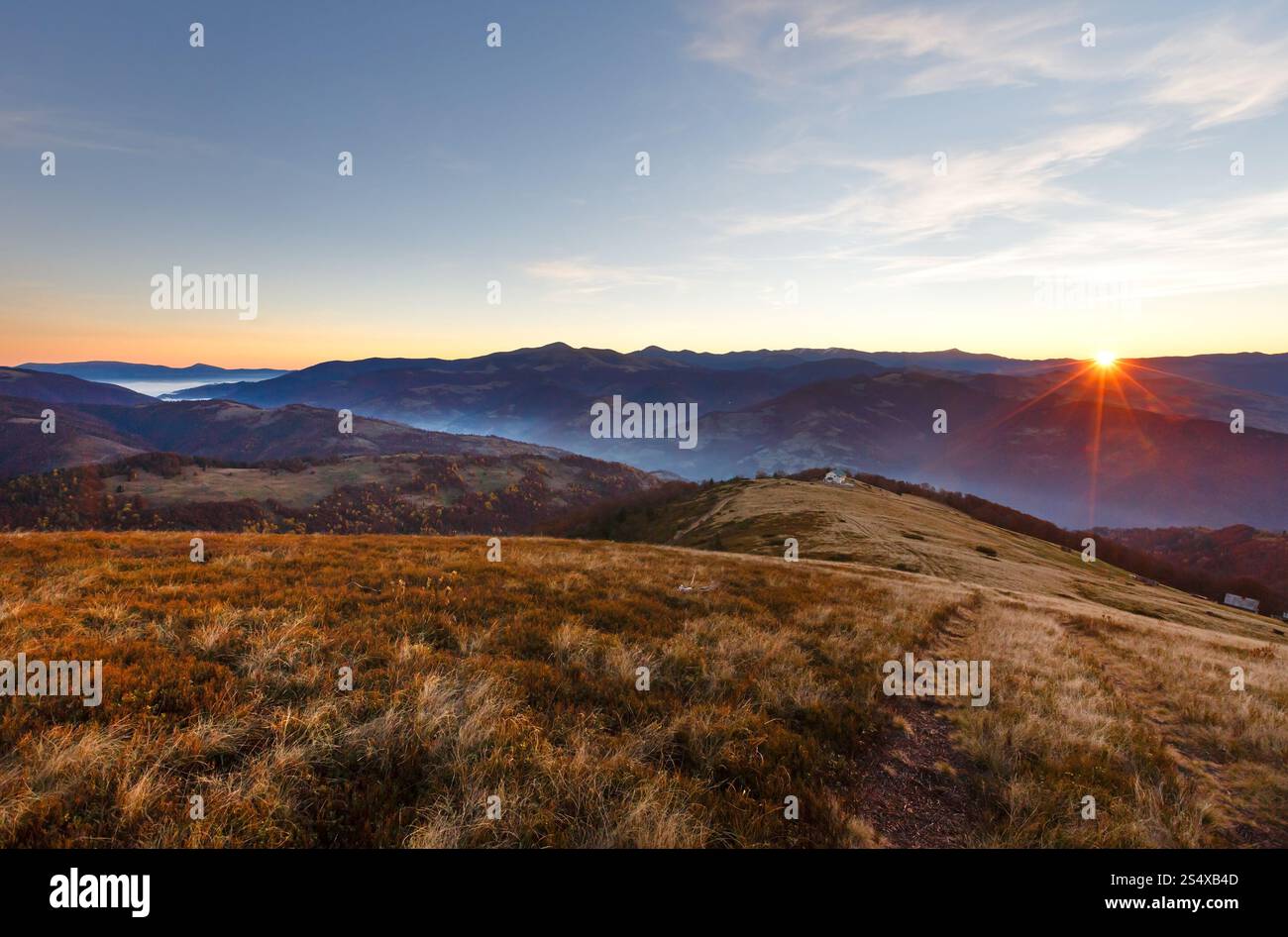 Premiers rayons de soleil levant à l'automne des Carpates. Paysage de montagne haut daybreak. Banque D'Images