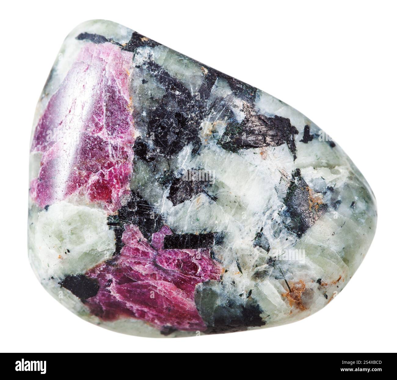 En cristal de corindon tumbled rock - natural mineral gem stone isolé sur fond blanc Banque D'Images