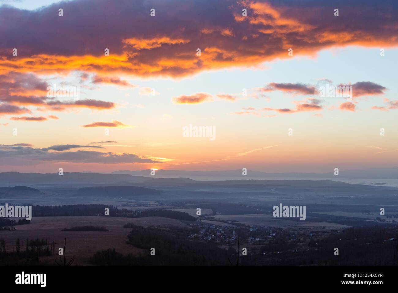 Les nuages éclairés par le soleil du matin et l'aube, vue sur la vallée. Banque D'Images