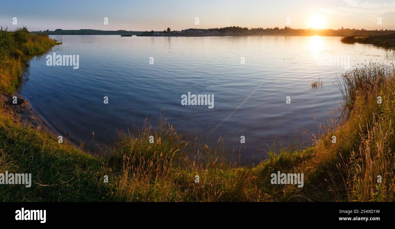 Coucher de soleil d'été lac panorama avec la réflexion. Tous les gens sont méconnaissables. Banque D'Images