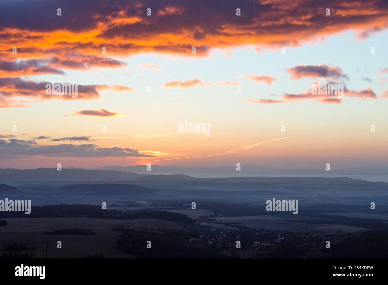 Les nuages éclairés par le soleil du matin et l'aube, vue sur la vallée. Banque D'Images