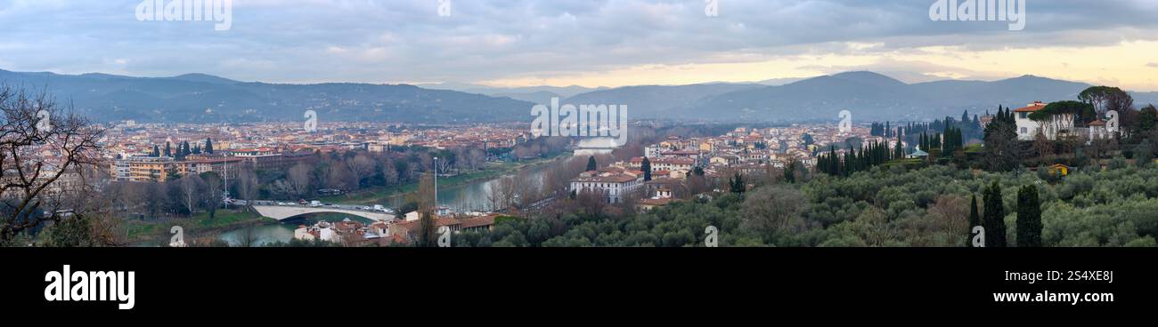La ville de Florence du soir Vue de dessus (Italie, Toscane) sur le fleuve Arno.Panorama.Tous les gens sont méconnaissables. Banque D'Images