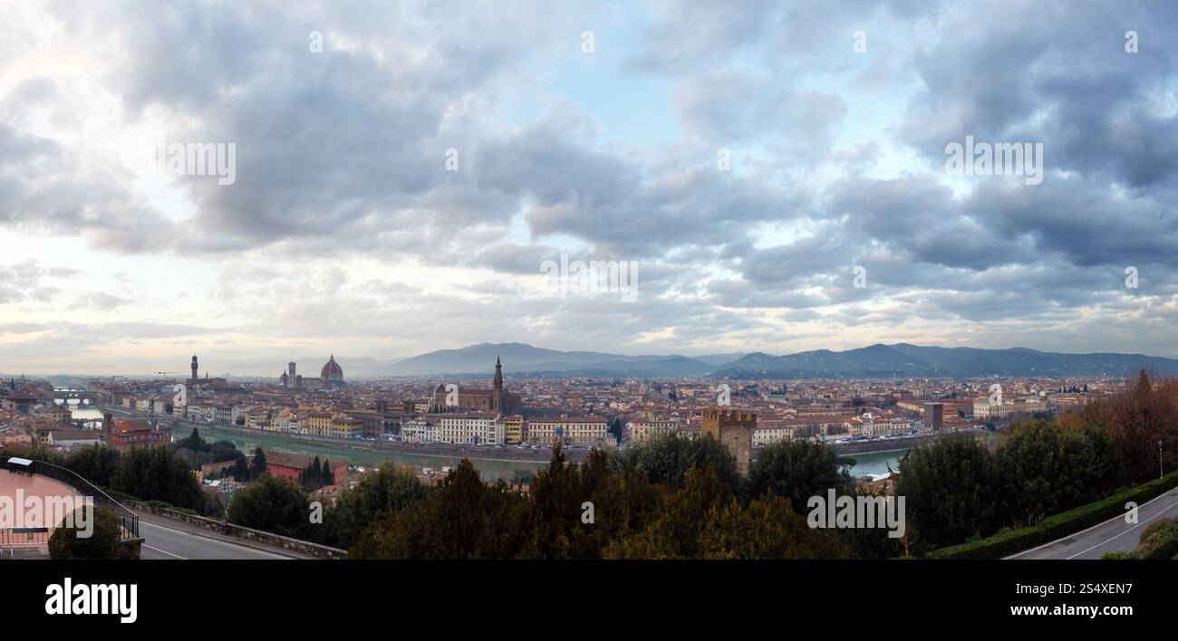 La ville de Florence du soir Vue de dessus (Italie, Toscane) sur le fleuve Arno.Panorama. Banque D'Images