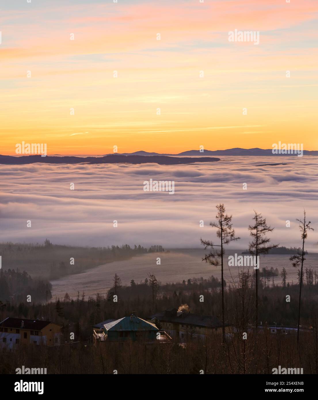 Sunrise fantastique avec vue sur le ciel et les nuages colorés de piémont. Banque D'Images