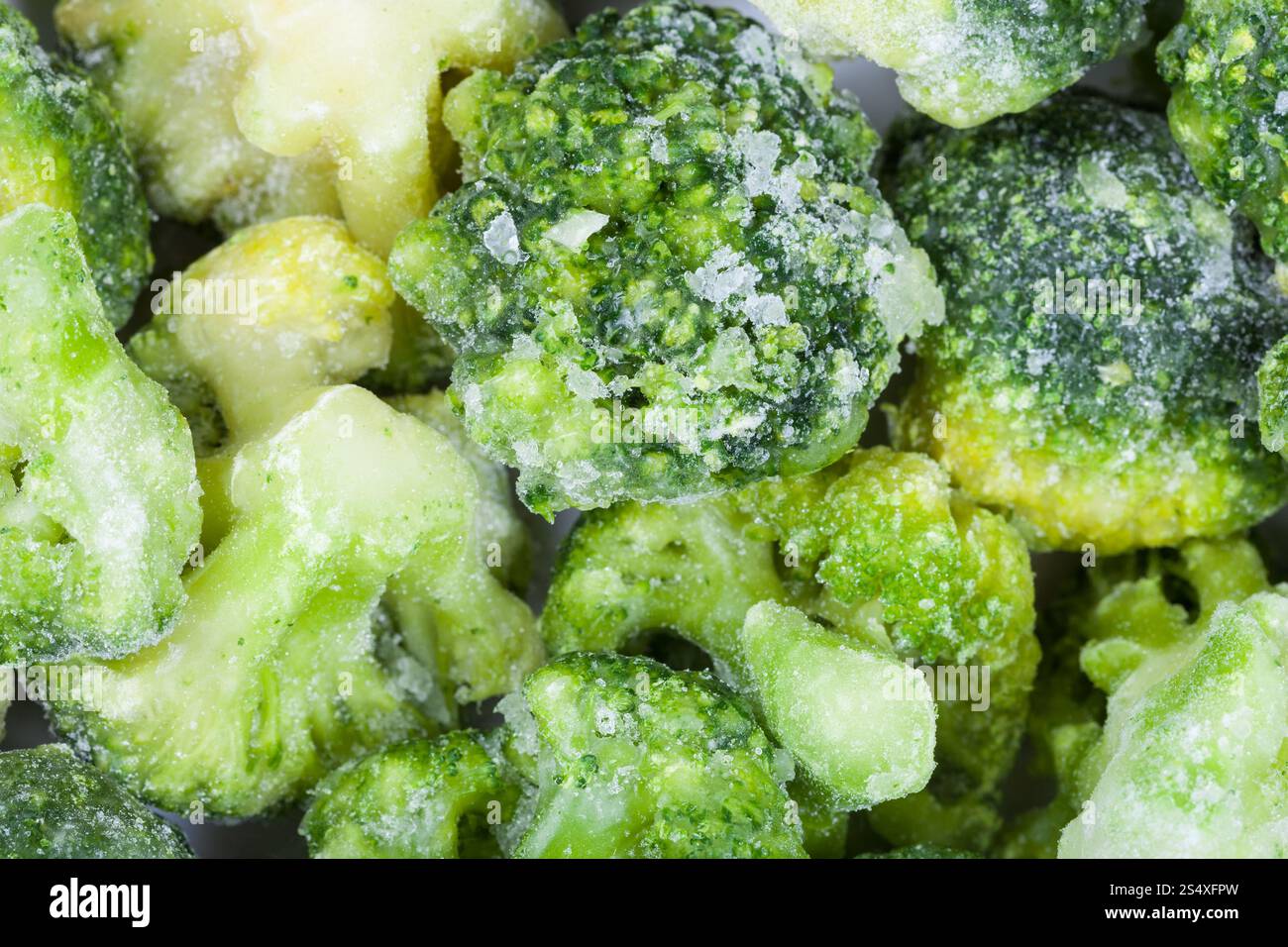 Voir ci-dessus de nombreuses têtes de fleurs de brocoli surgelé Banque D'Images