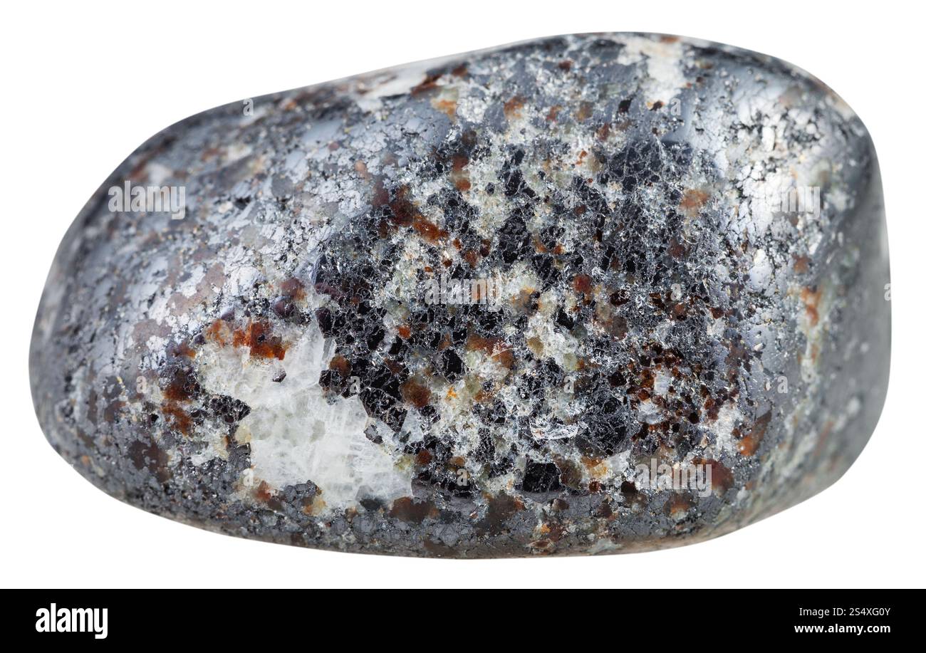 La prise de vue macro des pierres minérales naturelles - galets polis de la magnétite gemstone isolé sur fond blanc Banque D'Images