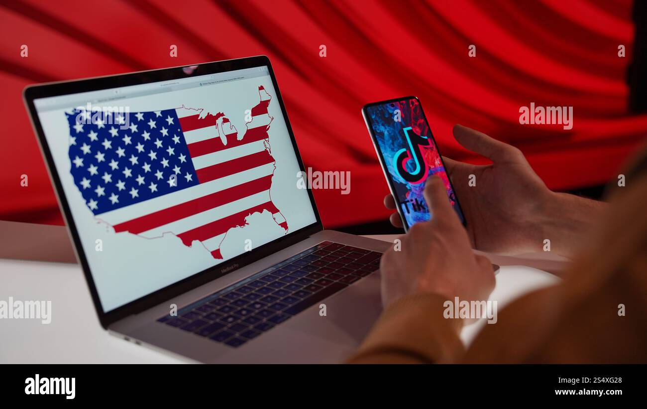 Photo de l'interdiction de TikTok aux États-Unis : téléphone avec l'application TikTok et ordinateur portable affichant la carte du drapeau américain, symbolisant les restrictions numériques. L'Amérique interdit TikTok. Banque D'Images