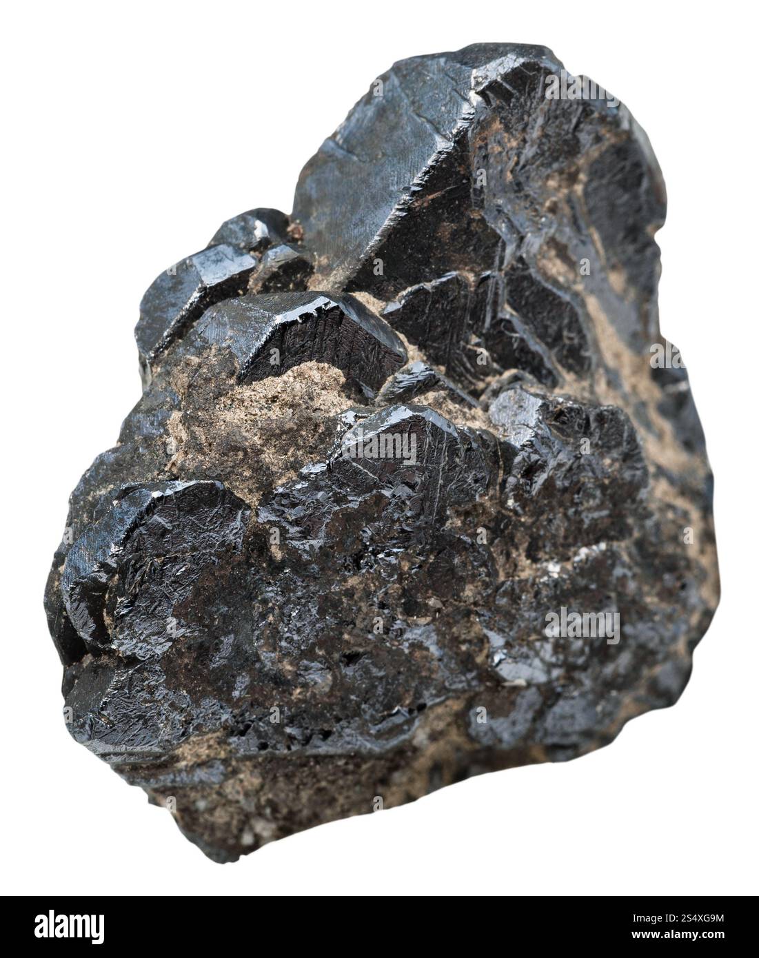 La prise de vue macro des pierres minérales naturelles - modèle d'ilménite ( titane et oxyde de fer, minerai de titane) isolé sur fond blanc Banque D'Images