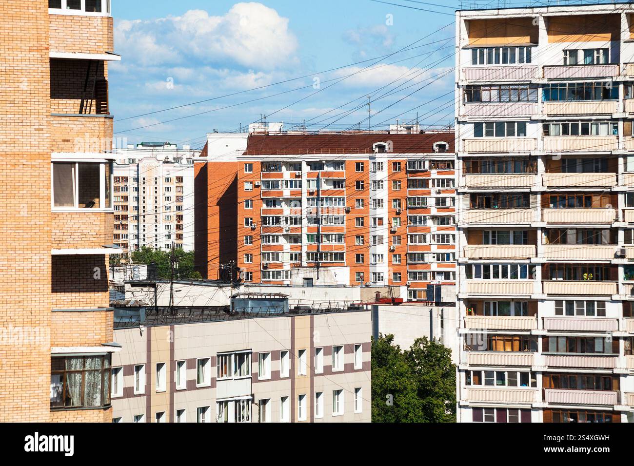 Immeubles à appartements de ville en journée ensoleillée Banque D'Images