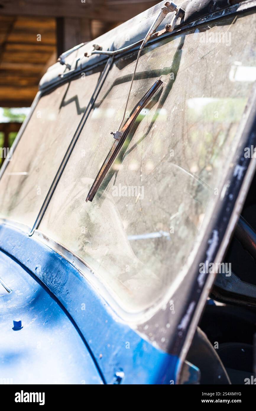 Vue latérale d'essuie-glace sur le pare-brise sale de véhicule hors route en journée ensoleillée Banque D'Images Vue latérale d'essuie-glace sur le pare-brise sale de véhicule hors route en journée ensoleillée Banque D'Images