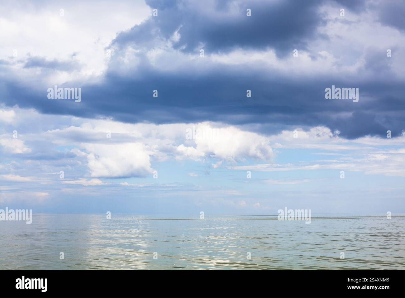 Fond naturel - bleu foncé de nuages de pluie au-dessus de la mer d'Azov, Temryuk bay, Golubitskaya resort, péninsule de Taman, Kuban, Russie Banque D'Images