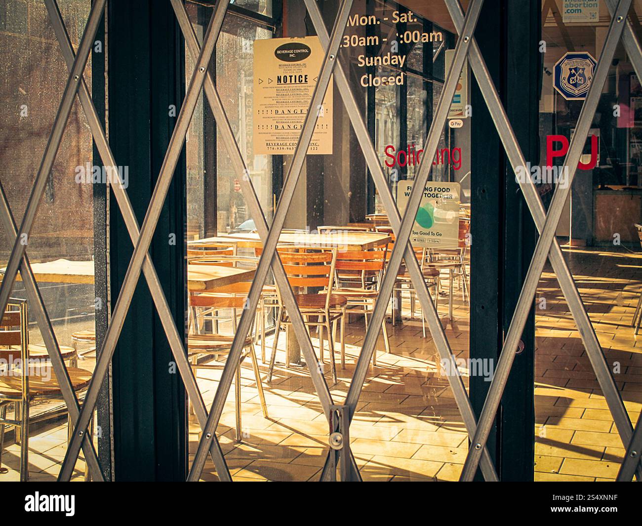 Vue sur la rue du centre-ville d'Atlanta en Géorgie avec des pistes de tramway Banque D'Images