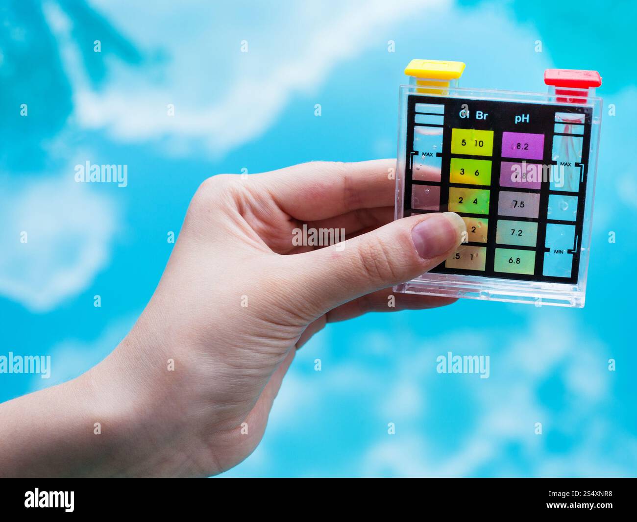 Contrôle de niveau de pH en bleu piscine extérieure par testeur de produits chimiques Banque D'Images