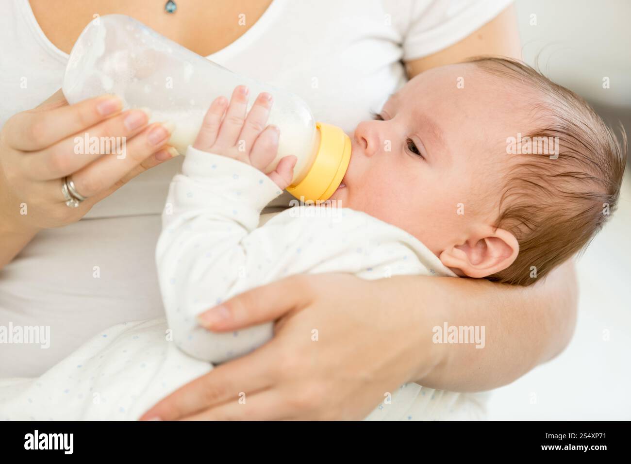 Closeup portrait de bébé de 3 mois à partir de la bouteille de lait de l'alimentation Banque D'Images